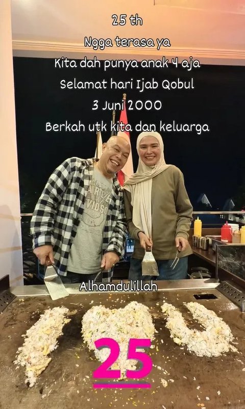 <p>Di balik kesibukannya sebagai pengusaha, Edwin juga dikenal sebagai sosok keluarga yang hangat. Ia telah menikah dengan Lia Novita selama 25 tahun. Istrinya yang lebih muda 10 tahun itu kerap tampil dalam unggahan media sosial Edwin, menunjukkan keharmonisan rumah tangga mereka yang telah dikaruniai empat orang anak.</p>