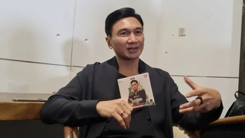 <p>"Dan ini adalah lagu-lagu yang terlahir kembali. Pernah lahir lalu terlahir kembali dalam bentuk dan wajah yang berbeda. Artinya, arah suaranya, nadanya ada sedikitkan berubah dan lain-lain," kata Anji saat ditemui di kawasan Kemang, Jakarta Selatan, Rabu (25/6/2025).</p>