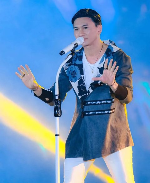 <p>Pemilihan waktu rilis album ini juga mengalami perubahan dari rencana awal. "Sebenernya Samsara tuh tadinya rencananya dirilis di bulan Oktober tahun 2024. Di ulang tahun saya. Tapi terus karena satu dan lain hal, dalam produksi ada perubahan konsep, akhirnya dia baru dirilis di tahun ini, di 2025, di bulan Juni," kata Anji.</p>