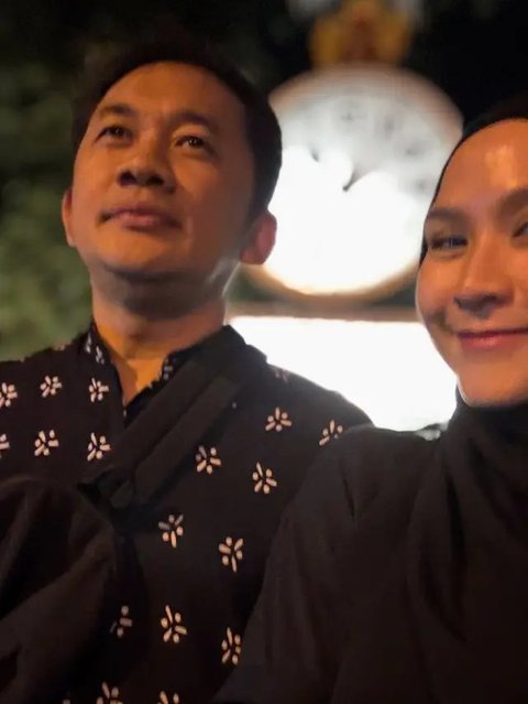 Zaskia Adya Mecca dan Hanung Bramantyo ikut Mubeng Beteng Malam 1 Suro Keraton Yogyakarta. (sumber: Instagram/zaskiadyamecca)