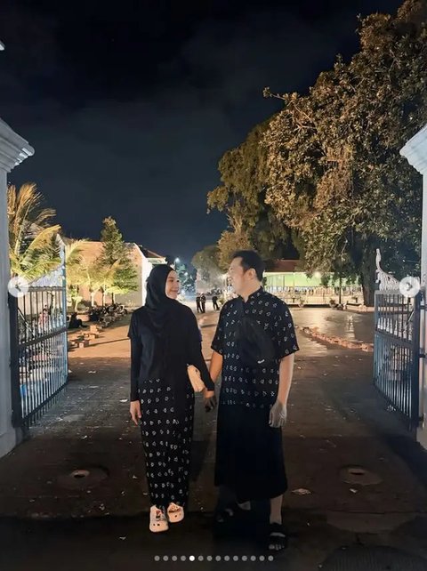 Zaskia Adya Mecca dan Hanung Bramantyo ikut Mubeng Beteng Malam 1 Suro Keraton Yogyakarta. (sumber: Instagram/zaskiadyamecca)