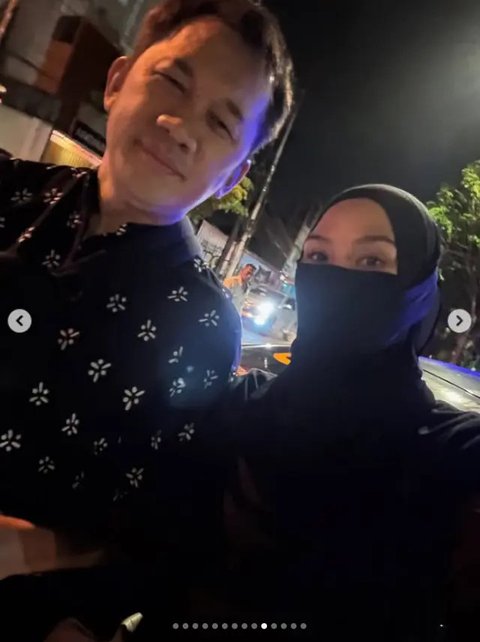 Zaskia Adya Mecca dan Hanung Bramantyo ikut Mubeng Beteng Malam 1 Suro Keraton Yogyakarta. (sumber: Instagram/zaskiadyamecca)