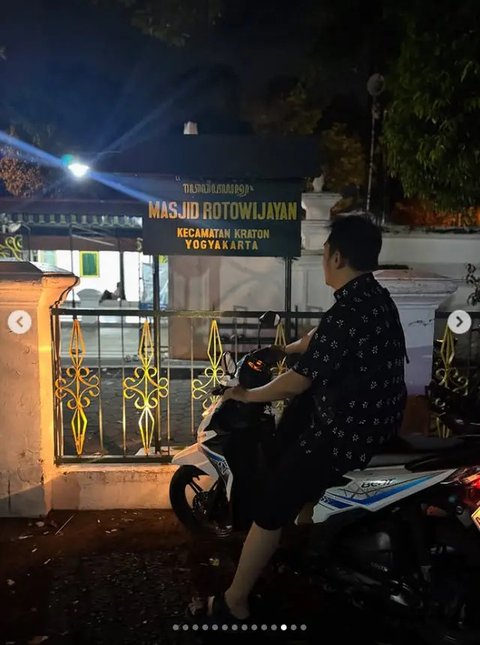 Zaskia Adya Mecca dan Hanung Bramantyo ikut Mubeng Beteng Malam 1 Suro Keraton Yogyakarta. (sumber: Instagram/zaskiadyamecca)