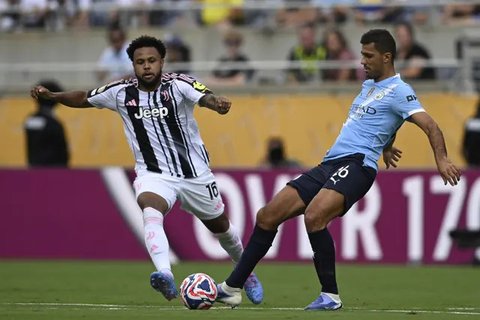 Weston McKennie (Juventus) dan Rodri (Manchester City) berebut bola dalam laga Club World Cup Grup G antara Juventus dan Manchester City di Orlando, Florida, 26 Juni 2025. (AP Photo/Phelan