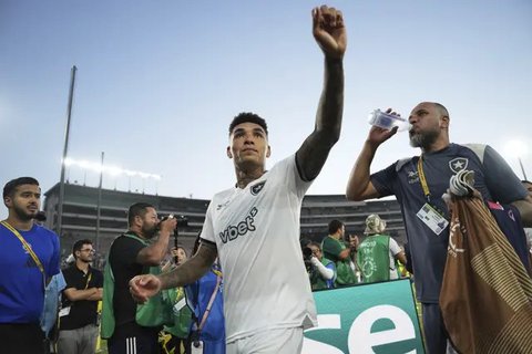 Igor Jesus dari Botafogo memberi isyarat saat ia meninggalkan lapangan setelah meraih kemenangan dalam pertandingan Grup B Piala Dunia Antarklub antara PSG dan Botafogo di Pasadena