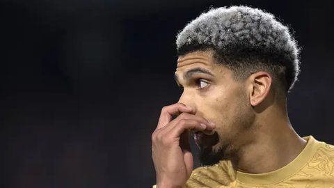 Reaksi pemain Barcelona, Ronald Araujo saat menghadapi Real Betis pada laga lanjutan Liga Spanyol di Benito Villamarin Stadium, Sevilla. 1 Februari 2023. Blaugrana telah mencapai kesepakatan