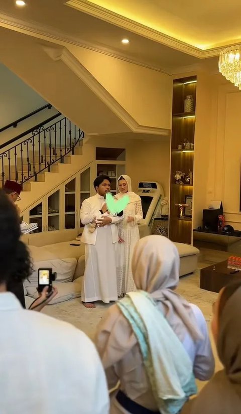 <p>Prosesi potong rambut dilakukan setelah membaca zikir dan tahlil. Secara bergilir, keluarga melakukan pengguntingan sedikit pada rambut Baby Arash.&nbsp;</p>
