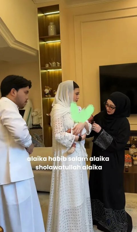 <p>Terlihat ibunda Aaliyah, Reza Artamevia turut hadir saat aqiqah dan memotong rambut cucunya.&nbsp;</p>
