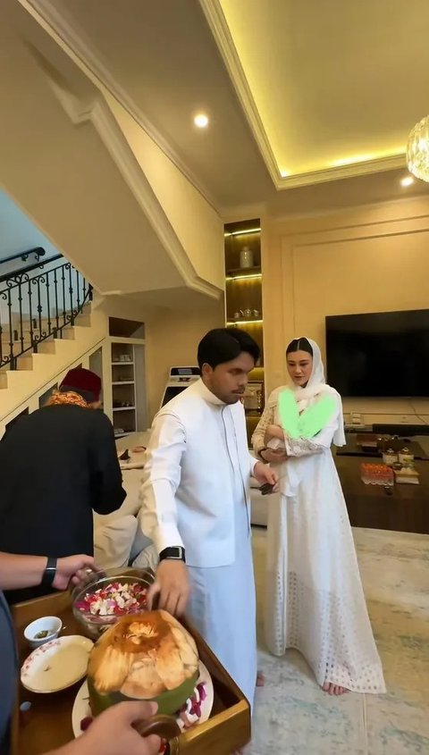 <p>Pemotongan rambut saat aqiqah sendiri hukumnya sunnah muakkad, baik untuk bayi laki-laki maupun perempuan. Hal ini bertujuan untuk kebersihan dan kesehatan bayi.</p>
