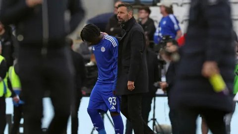 Manajer Leicester City asal Belanda, Ruud van Nistelrooy (Kanan), menghibur gelandang Leicester City asal Inggris #93, Jeremy Monga (Kiri), di lapangan setelah pertandingan sepak bola Liga
