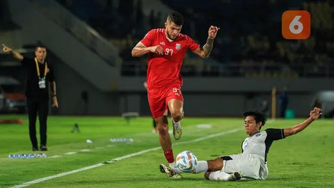 Bek Persija Jakarta, Firza Andika, saat berusaha menekel bola dari penguasaan gelandang asing Borneo FC, Berguinho, pada laga semifinal Piala Presiden 2024 di Stadion Manahan, Solo, Selasa