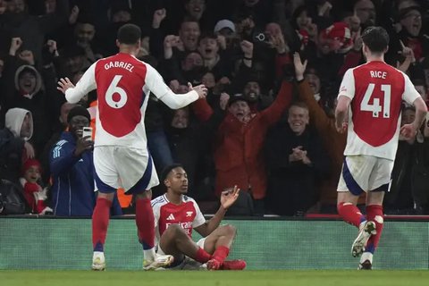 Selebrasi Myles Lewis-Skelly, pemain Arsenal, seusai membobol gawang Man City pada lanjutan Liga Inggris 2024/2025 di Emirates Stadium. (AFP)