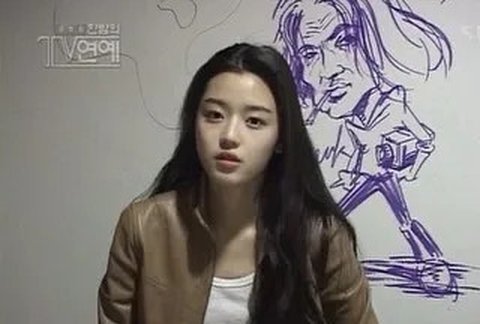 <p>Tahun 1999 menjadi titik awal Jun Ji Hyun menjajal dunia akting dengan film <i>WHITE VALENTINE</i>. Ia tampil sebagai karakter utama perempuan, dan berhasil menunjukkan emosi yang dalam lewat visual yang lembut dan hangat.&nbsp;Dalam cuplikan film dan foto promosi, terlihat jelas wajah natural Jun Ji Hyun yang belum banyak berubah.</p>