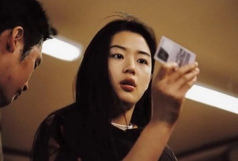 <p><i></i><i>MY SASSY GIRL</i> (2001) menjadi proyek yang melambungkan nama Jun Ji Hyun ke kancah internasional. Aktingnya sebagai gadis unik dan karismatik mencuri hati jutaan penonton di Asia. Pada masa ini, Jun Ji Hyun tampil dengan rambut panjang terurai dan riasan minimalis.</p>