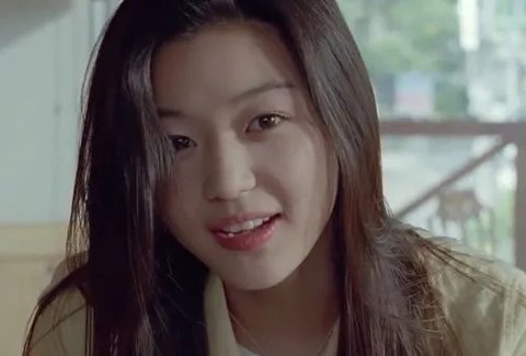 <p>Pada masa&nbsp;<i>MY SASSY GIRL</i>&nbsp;, Jun Ji Hyun tampil dengan rambut panjang terurai dan riasan minimalis. Visualnya yang kuat berpadu sempurna dengan gaya akting natural, menjadikannya ikon romcom Korea generasi awal. Wajah tirus, kulit bening, dan sorotan mata tajam menjadi ciri khasnya yang terus dibicarakan hingga kini.</p>