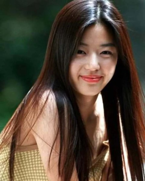 <p>Banyak netizen Korea yang memuji Jun Ji Hyun karena tak tampak melakukan perubahan besar pada wajahnya. Mereka mengagumi bagaimana ia tetap setia dengan wajah aslinya tanpa bantuan prosedur kecantikan ekstrem.</p>
