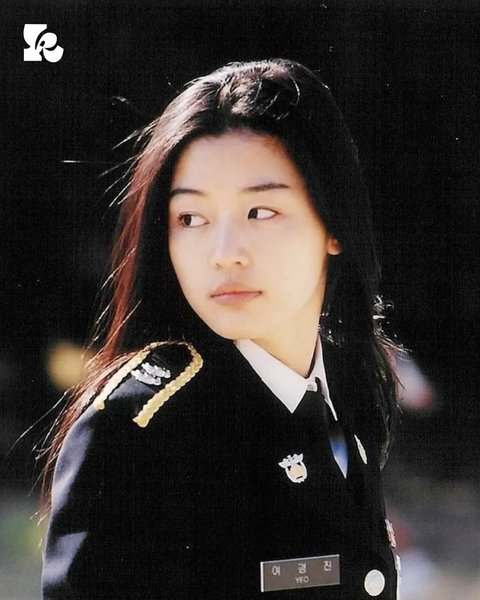 <p>Beberapa potret memperlihatkan Jun Ji Hyun dalam ekspresi candid entah saat tersenyum tipis hingga melihat ke samping. Semua dilakukan dengan natural namun tetap fotogenik.&nbsp;Ekspresi alaminya justru jadi daya tarik tersendiri yang membuat netizen merasa real dan bukan sekadar aktris glamour.</p>