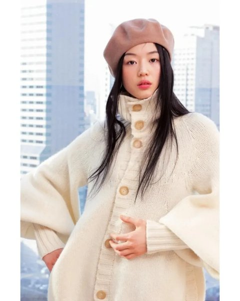 <p>Tak hanya akting, Jun Ji Hyun juga dikenal sebagai ikon fashion. Dalam salah satu potret, ia mengenakan beret coklat dan sweater putih dengan pose stylish di tengah gedung-gedung kota. Pose anggun dan visual memikatnya menunjukkan betapa ia terus berkembang dalam dunia fashion. Jun Ji Hyun sukses menampilkan citra wanita dewasa yang tetap chic dan effortless.</p>