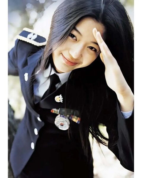 <p>Lahir pada tahun 1981, Jun Ji Hyun kini sudah menginjak usia 43 tahun. Namun penampilannya nyaris tidak berubah drastis jika dibandingkan dengan masa awal kariernya. Garis wajahnya tetap tirus, ekspresi tetap hidup, dan gaya tetap elegan. Banyak penggemar menyebutnya sebagai simbol kecantikan awet muda dan panutan bagi aktris Korea lintas generasi.</p><br /><p>Mau baca berita lainnya terkait Jun Ji Hyun? Yuk baca sekarang di KapanLagi.com. Kalau bukan sekarang, KapanLagi?</p>