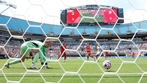 Pemain Benfica, Andreas Schjelderup mencetak gol ke gawang Bayern Munchen dalam laga lanjutan Grup C Piala Dunia Antarklub 2025 melawan Bayern Munchen di Bank of America Stadium, Charlotte