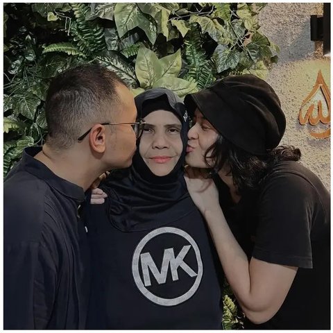Potret kenangan Mita The Virgin dan ibunda yang telah berpulang. (sumber: Instagram/mitathevirgin)