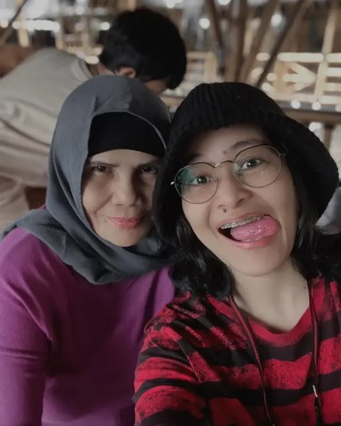 Potret kenangan Mita The Virgin dan ibunda yang telah berpulang. (sumber: Instagram/mitathevirgin)