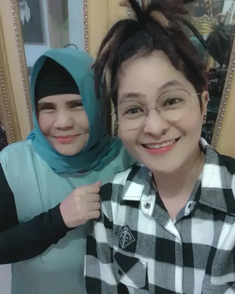 Potret kenangan Mita The Virgin dan ibunda yang telah berpulang. (sumber: Instagram/mitathevirgin)