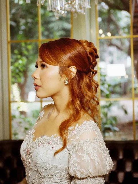 Model Kebaya Lamaran Nadin Amizah yang UnikInstagram Nadin Amizah