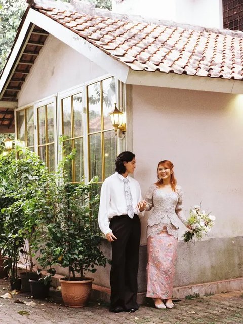 Model Kebaya Lamaran Nadin Amizah yang UnikInstagram Nadin Amizah