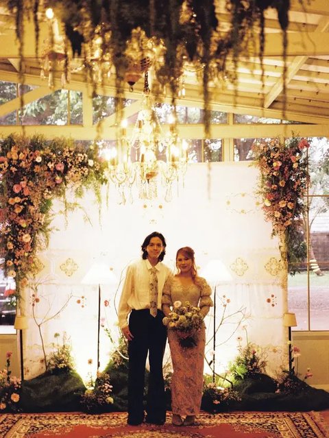 Model Kebaya Lamaran Nadin Amizah yang UnikInstagram Nadin Amizah