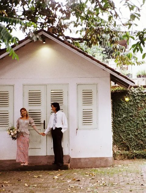 Model Kebaya Lamaran Nadin Amizah yang UnikInstagram Nadin Amizah