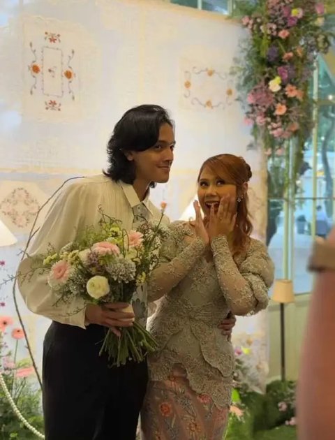 Model Kebaya Lamaran Nadin Amizah yang UnikInstagram Nadin Amizah