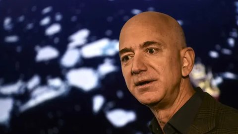 CEO Amazon Jeff Bezos berbicara kepada media tentang upaya keberlanjutan perusahaan di Washington, Amerika Serikat, 19 September 2019. Jeff Bezos mengajak agar staf Amazon tidak takut