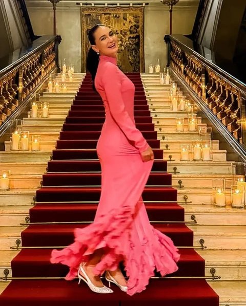 Gaya Kondangan Luna Maya yang Simpel tapi Fashionable (Foto: Instagram @lunamaya)
