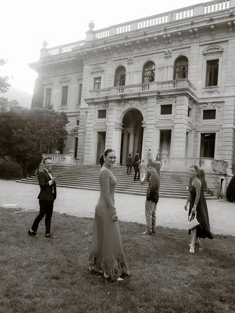 Gaya Kondangan Luna Maya yang Simpel tapi Fashionable (Foto: Instagram @lunamaya)