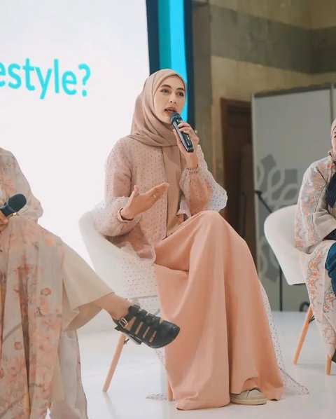 Istri Baim Wong ini mengenakan busana muslim berwarna pastel yang dipadukan dengan hijab berwarna senada. (Foto: Instagram/ paula_verhoeven)