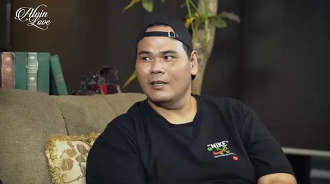 "Datang beberapa hari yang lalu, saya sampai ngucek-ngucek mata saya 'ini mimpi apa enggak?'" sambungnya. [Youtube/ALVIN in LOVE]