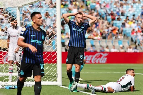 Bek Inter Milan, Stefan de Vrij, bereaksi setelah gagal memanfaatkan peluang untuk mencetak gol ke gawang Fluminense dalam laga 16 besar Piala Dunia Antarklub 2025 di Bank of America
