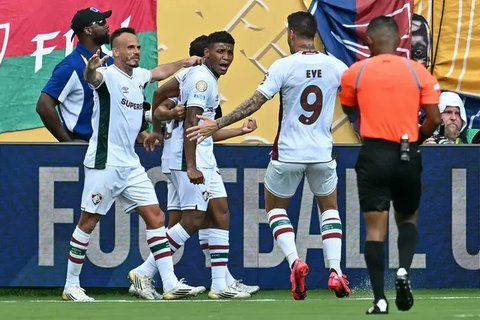 Pemain Fluminense merayakan gol yang dicetak Hercules pada masa injury time pertandingan 16 besar Piala Dunia Antarklub 2025 melawan Inter Milan di Bank of America Stadium, Charlotte, Selasa