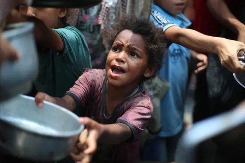 Minimnya bantuan yang bisa masuk ke wilayah Gaza, membuat semakin berkurangnya cadangan makanan. (Eyad BABA/AFP)