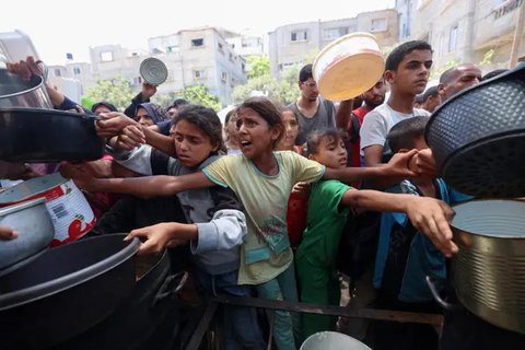 Hal ini diperparah dengan serangan militer Israel kepada warga Gaza saat berada di lokasi distribusi bantuan yang dikelola Yayasan Kemanusiaan Gaza (GHF) yang didukung Amerika Serikat. (Eyad BABA/AFP)