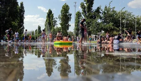 Mulai akhir pekan ini, Eropa bagian selatan akan kembali menghadapi suhu ekstrem yang melebihi 40C. Tampak dalam foto, orang-orang mendinginkan diri di bawah air mancur di area rekreasi Madrid Rio selama gelombang panas pertama musim panas di Madrid, pada 28 Juni 2025. (Thomas COEX/AFP)