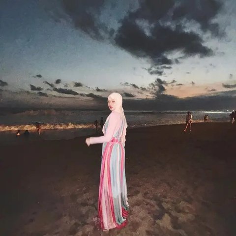 Outfit Hijab Liburan di Pantai ala Inara Rusli (Foto: Instagram @mommy_starla)
