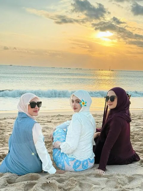 Outfit Hijab Liburan di Pantai ala Inara Rusli (Foto: Instagram @mommy_starla)