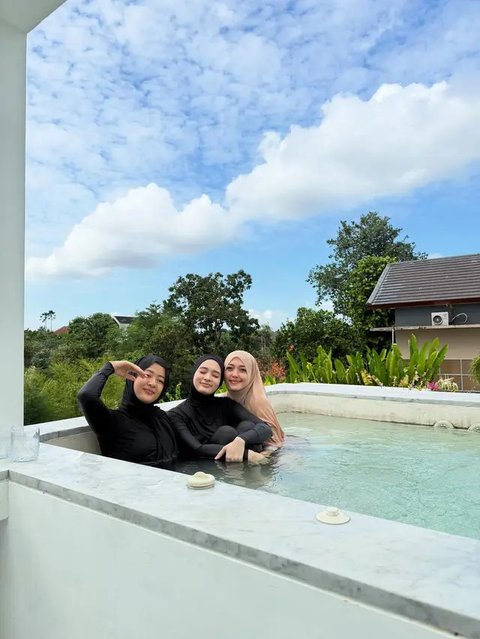 Outfit Hijab Liburan di Pantai ala Inara Rusli (Foto: Instagram @mommy_starla)