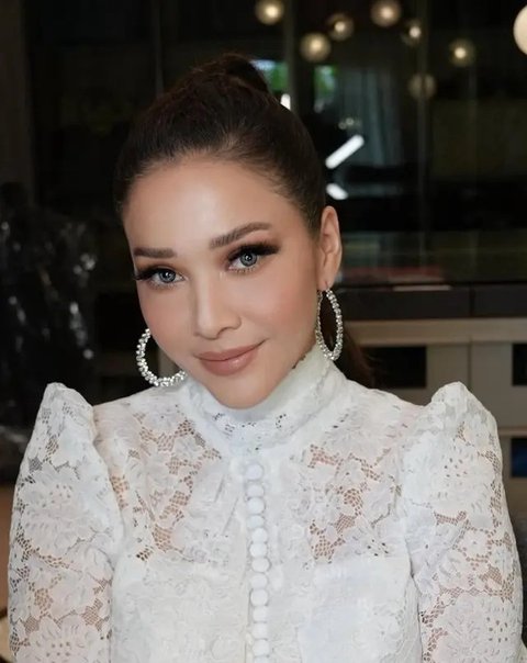 Pilihan Model Dress Brokat Putih Maia Estianty/Instagram@bumiauw