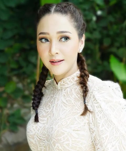 Pilihan Model Dress Brokat Putih Maia Estianty/Instagram/@maiaestiantyreal