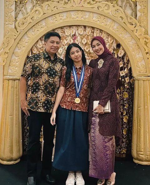7 Model Baju Brokat Alya Rohali, Gaya Elegan Sang Ikon Wanita Anggun (sumber: Instagram/arohali)