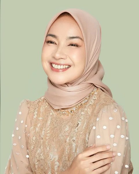 7 Model Baju Brokat Alya Rohali, Gaya Elegan Sang Ikon Wanita Anggun (sumber: Instagram/arohali)