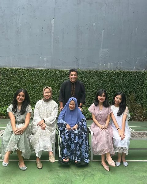 7 Model Baju Brokat Alya Rohali, Gaya Elegan Sang Ikon Wanita Anggun (sumber: Instagram/arohali)